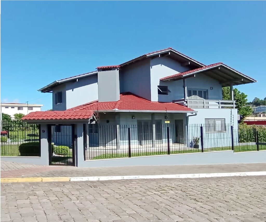 Casa à Venda com 3 Dormitórios em Terreno de Esquina - Fachada