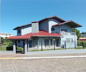 Casa à Venda com 3 Dormitórios em Terreno de Esquina - Fachada