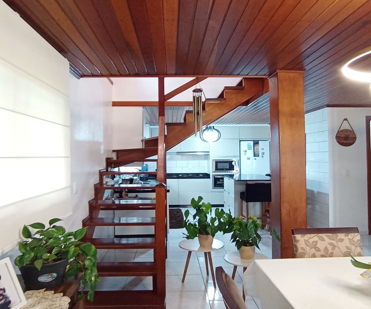 Casa semi-mobiliada à venda no Bairro Santa Catarina - Acesso Dormitório e Escritório