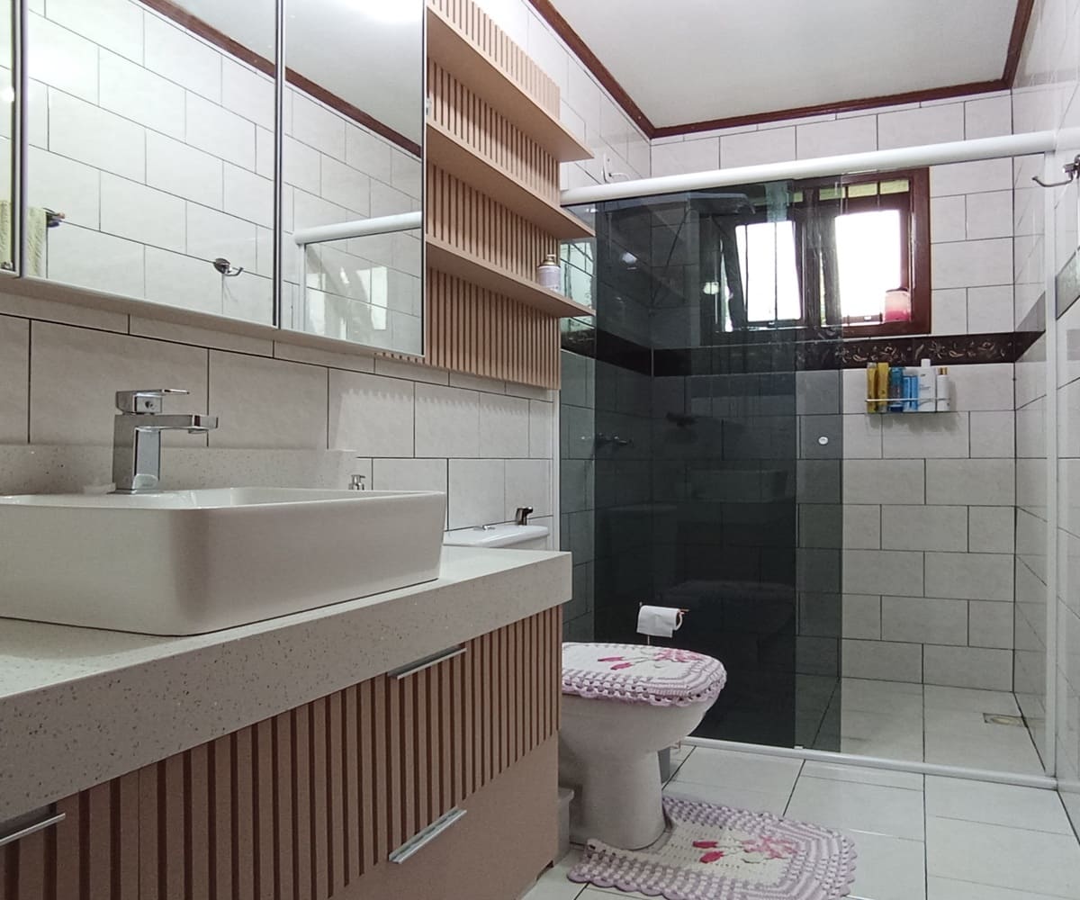 Casa semi-mobiliada à venda no Bairro Santa Catarina - Banheiro andar inferior
