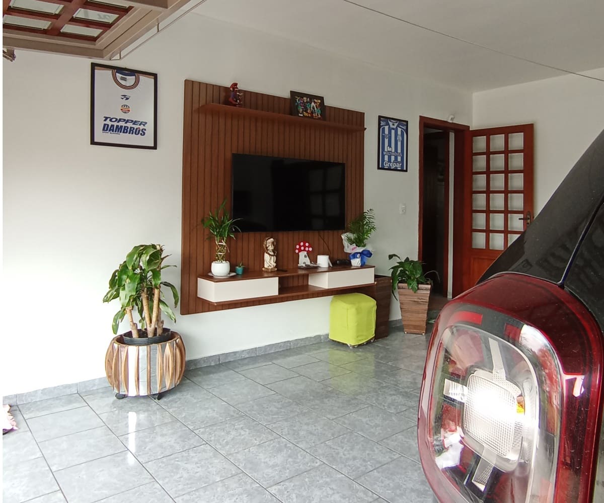 Casa semi-mobiliada à venda no Bairro Santa Catarina - Garagem
