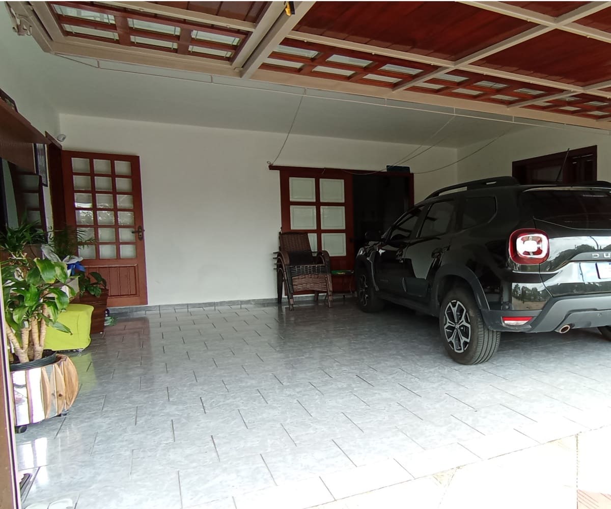Casa semi-mobiliada à venda no Bairro Santa Catarina - Garagem