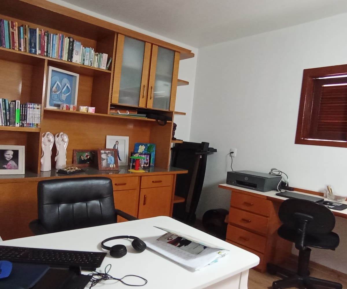 Casa semi-mobiliada à venda no Bairro Santa Catarina - Escritório