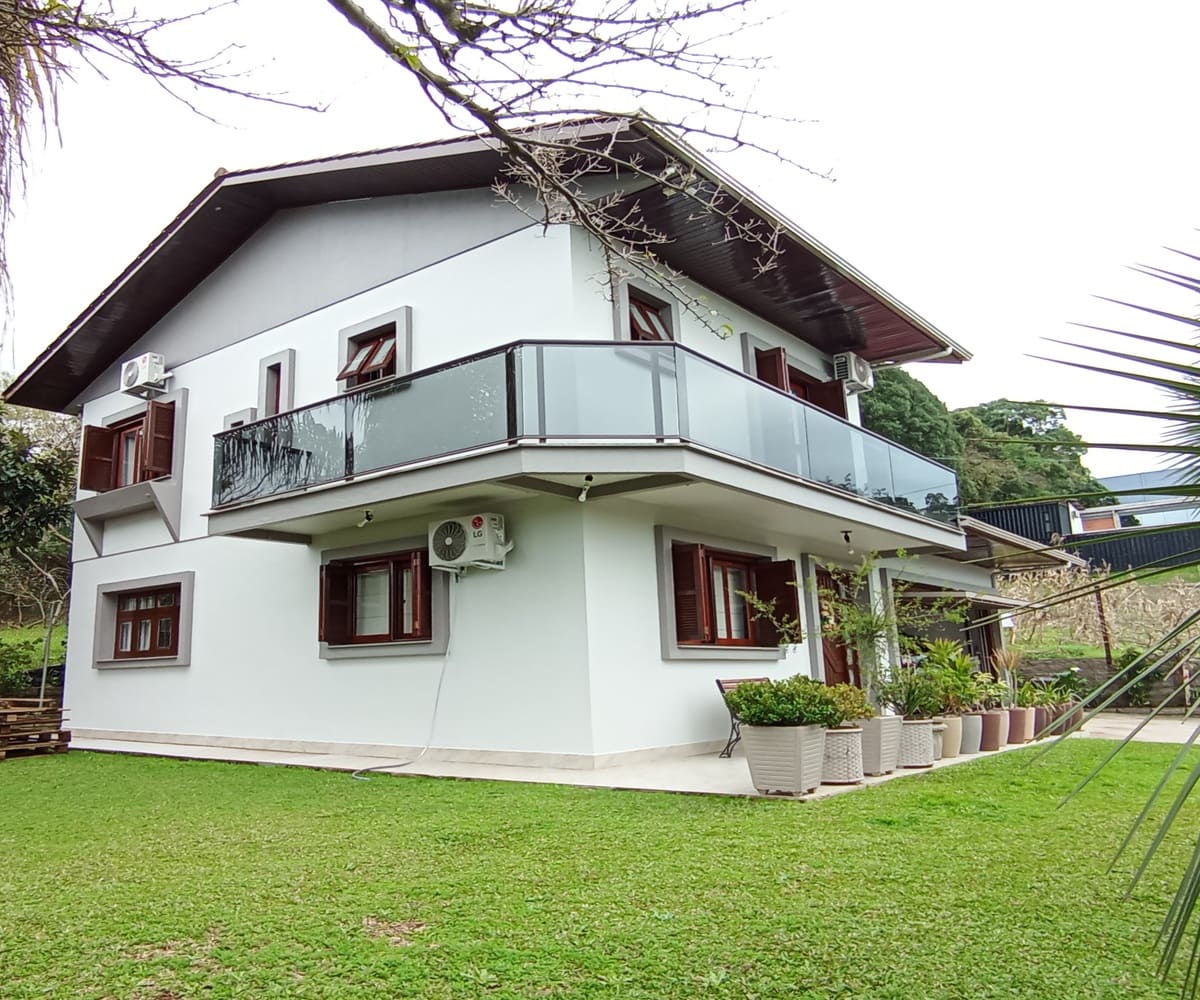 Casa semi-mobiliada à venda no Bairro Santa Catarina - Pátio