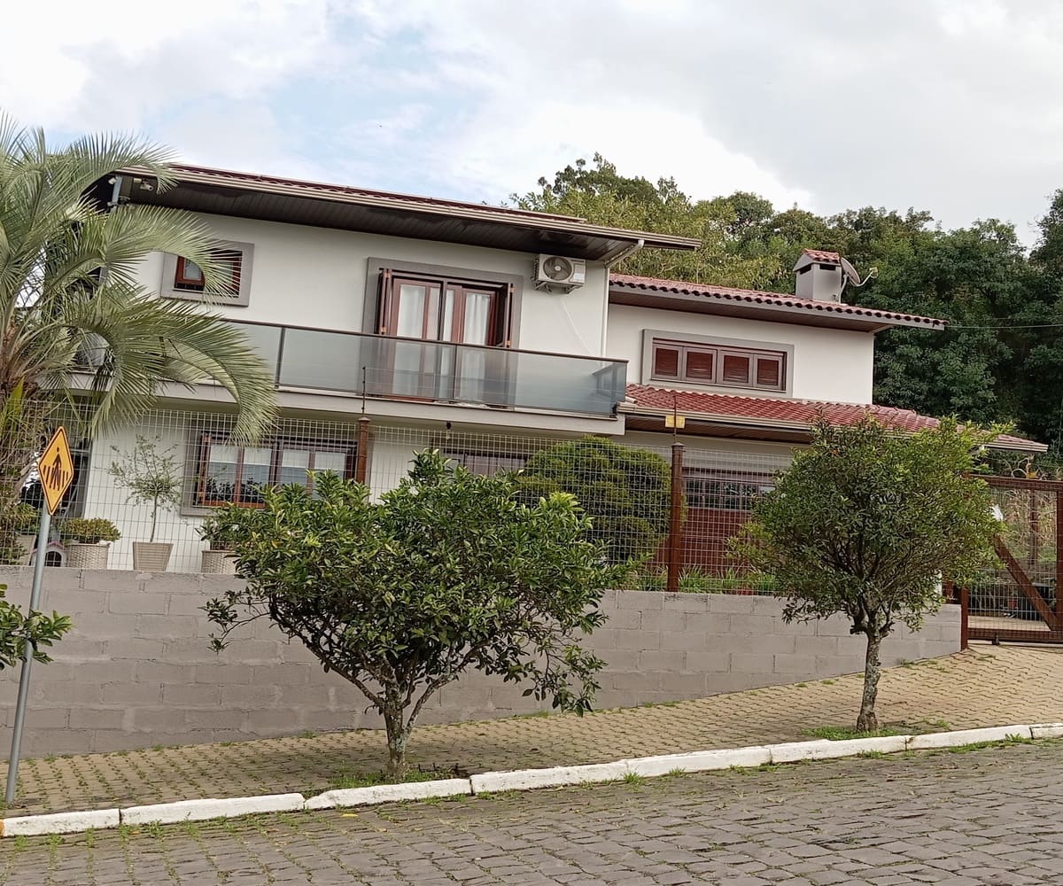 Casa semi-mobiliada à venda no Bairro Santa Catarina - Frente